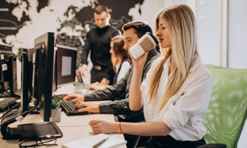 trabajadores-empresa-ti-que-trabajan-computadora_1303-19440.jpg